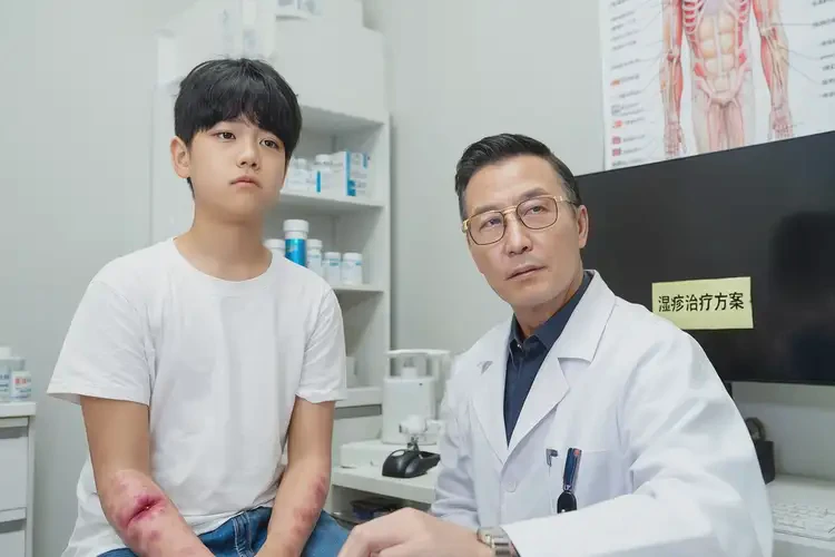 青少年手臂上长湿疹不管它会自己好吗(图2)