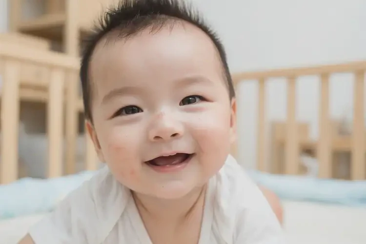 婴幼儿面部偶尔长湿疹不管它会自己好吗(图1)