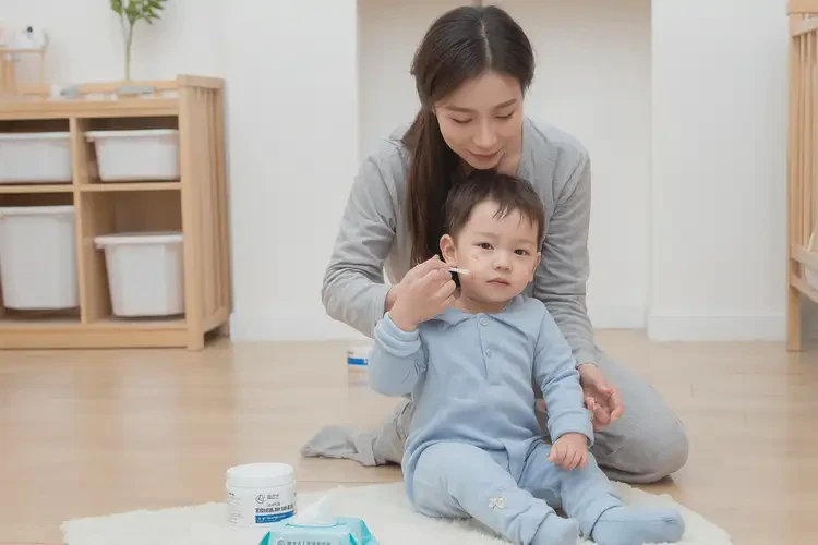 婴幼儿脖子上容易长湿疹不管它会自己好吗(图1)