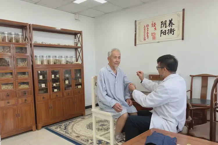 老年人身上经常长湿疹可不可以根治(图1)