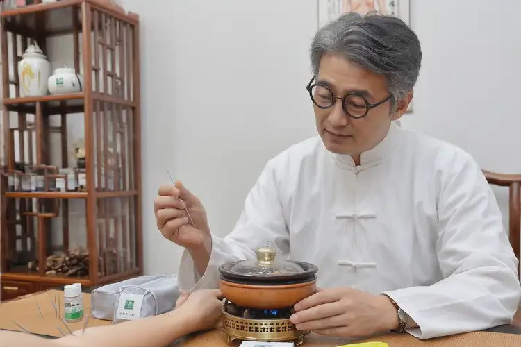女性四肢容易长湿疹可不可以根治(图1)