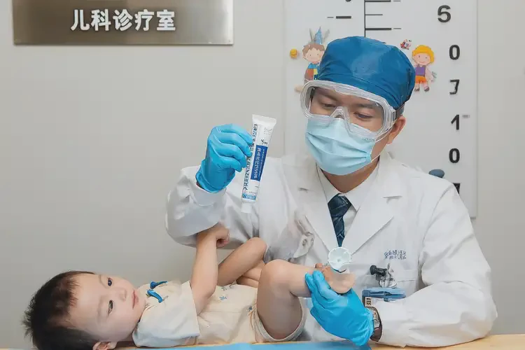 幼儿屁股经常长湿疹不管它会自己自愈吗(图1)