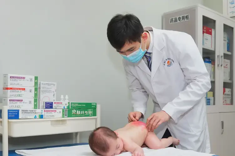 婴幼儿屁股上偶尔起湿疹可以治好吗(图1)