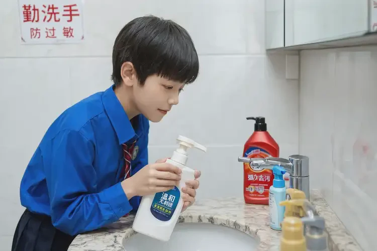 中学生手上出现湿疹能够彻底治愈吗(图1)