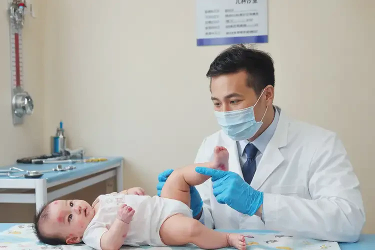宝宝小腿容易起湿疹可以治好吗(图1)