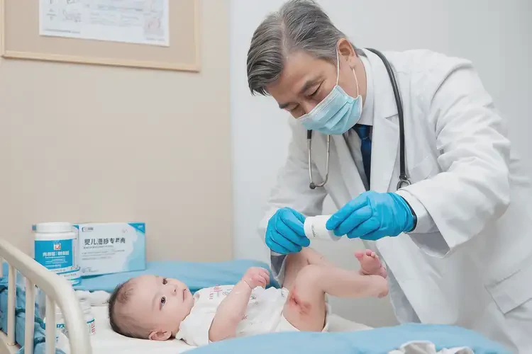 宝宝手臂上起湿疹可以治好吗(图3)