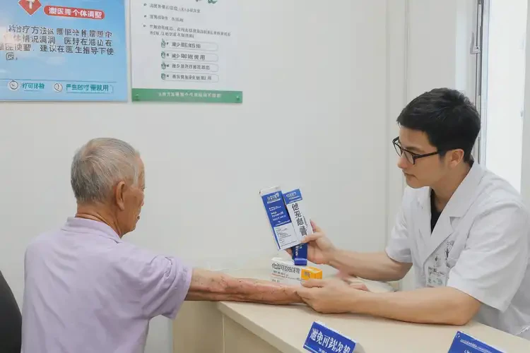 老年人手臂上长湿疹可以治好吗(图4)
