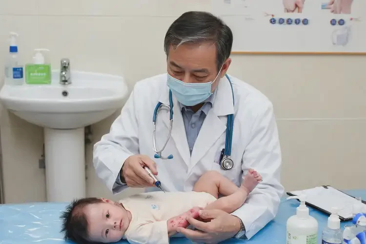 婴儿手臂长湿疹可以治好吗(图1)