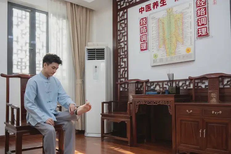 青年人脚上起湿疹可不可以根治(图1)