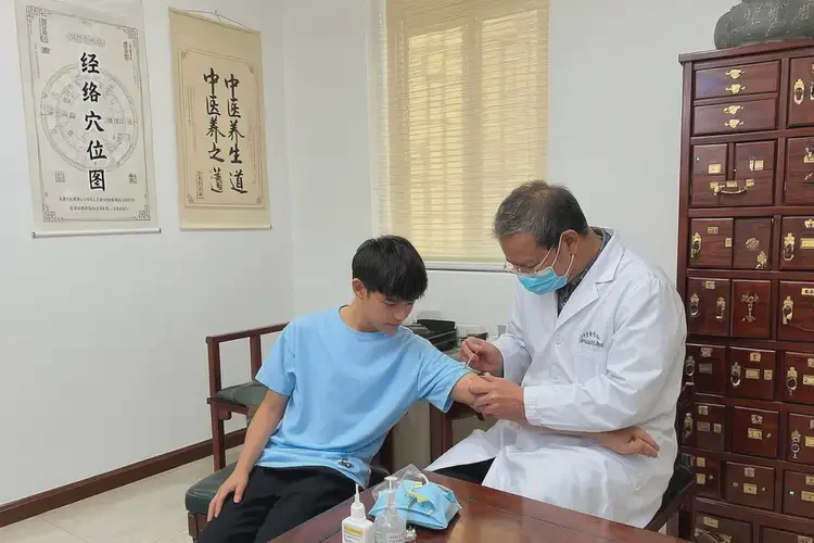 青少年脖子偶尔长湿疹可不可以根治(图1)