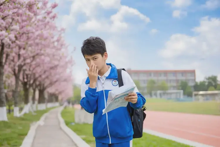 中学生脸上偶尔起湿疹可不可以根治(图1)