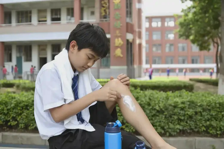 中学生大腿上偶尔起湿疹可不可以根治(图1)
