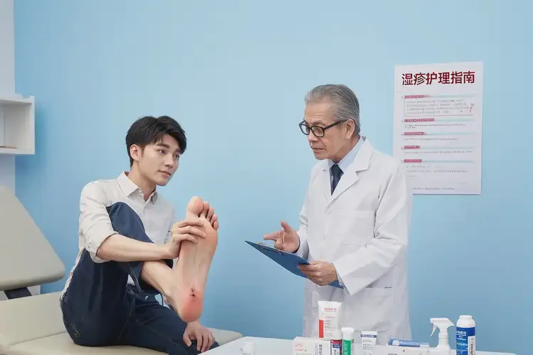 青年人脚上偶尔起湿疹可不可以根治(图1)