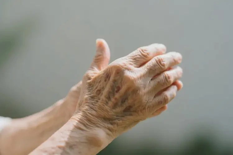 老人手臂上偶尔长湿疹可以治好吗(图2)