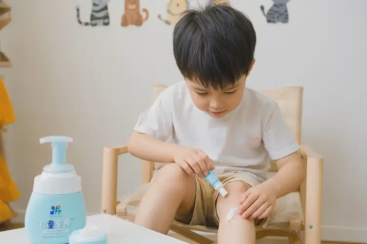 孩子小腿上偶尔起湿疹可以治好吗(图2)