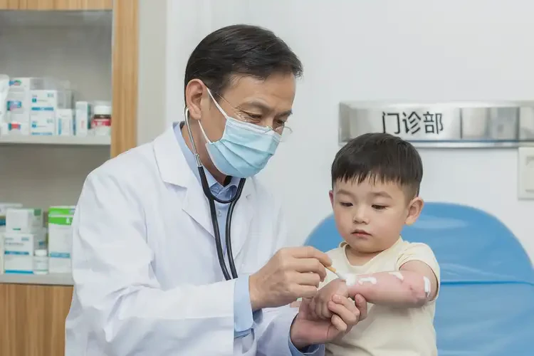 孩子手臂上长湿疹可以治好吗(图3)