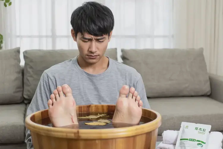 男生脚上偶尔起湿疹可以治好吗(图2)