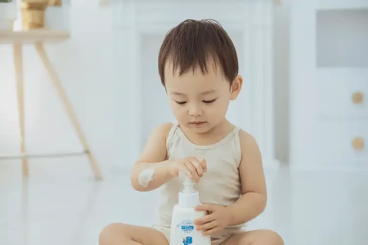 小孩身上偶尔长湿疹可以治好吗(图2)