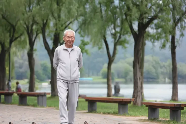 老人脸上经常起湿疹可以治好吗(图2)