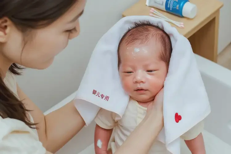 新生儿脖子出现湿疹可以治好吗(图4)