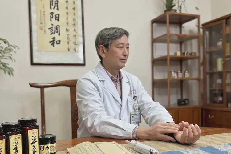 女生手上起湿疹可以治好吗(图2)
