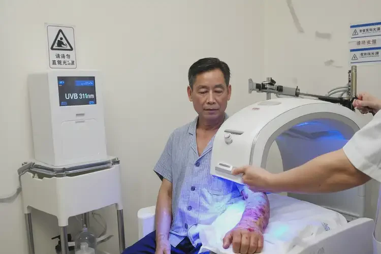 男性手臂上经常长湿疹可以治好吗(图1)