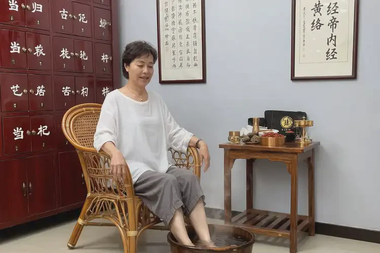 女性脚上经常长湿疹可以治好吗(图2)