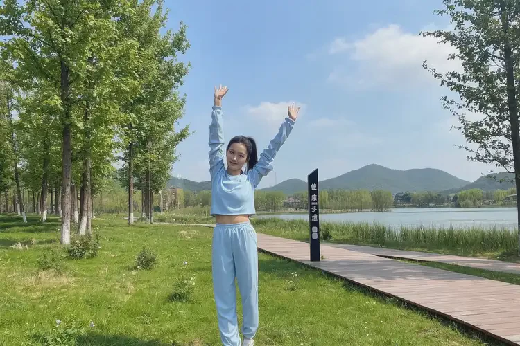 女性脖子起湿疹可以治好吗(图1)