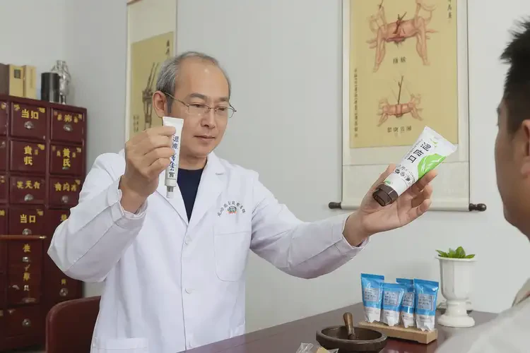男生面部偶尔长湿疹可以治好吗(图1)