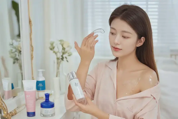 女性手臂上出现湿疹可以治好吗(图1)