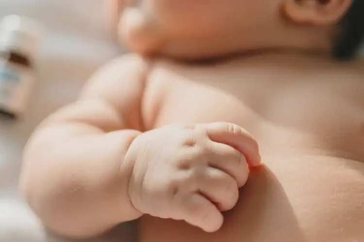 婴儿手臂上容易长湿疹可以治好吗(图1)