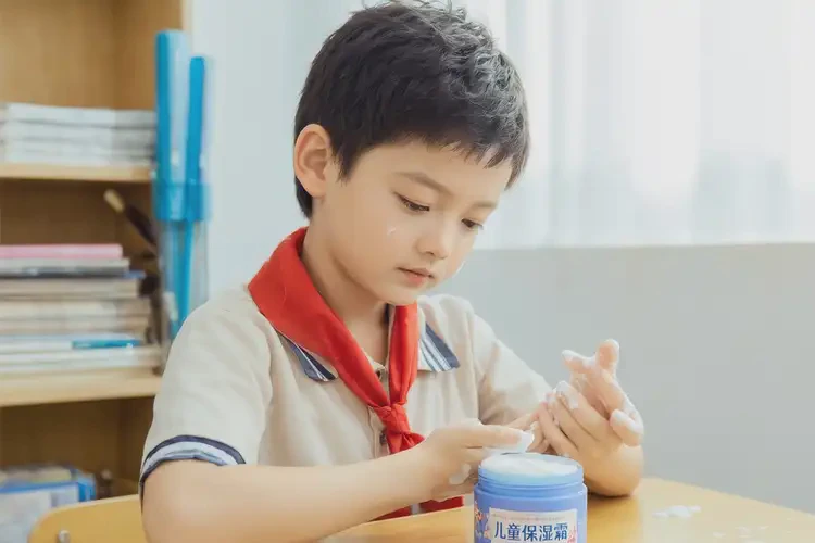 小学生手上长湿疹可以治好吗(图1)